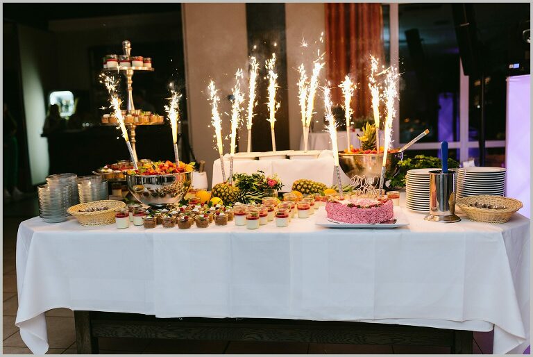 Hochzeitstorte wird hereingefahren mit einem Feuerwerk auf einem Tisch ©Hochzeitsfotograf Bad Iburg