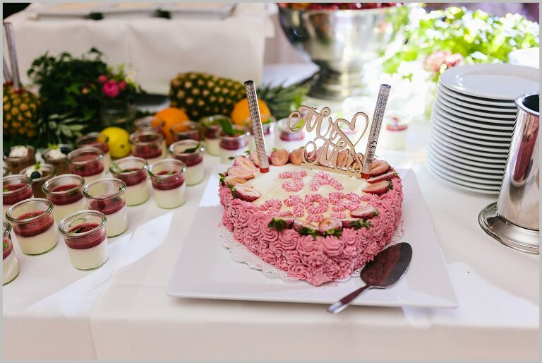 Hochzeitstorte und Dessert auf einem Tisch ©Hochzeitsfotograf Bad Iburg