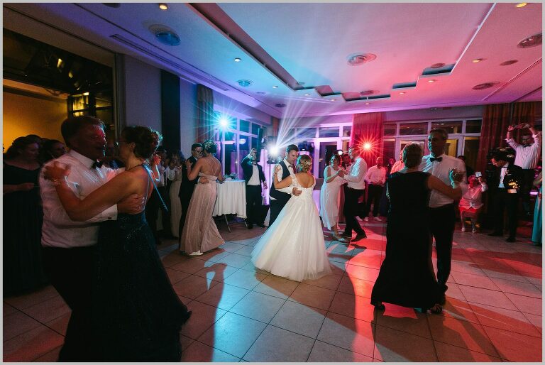 Brautpaar und Gäste auf der Tanzfläche ©Hochzeitsfotograf Bad Iburg