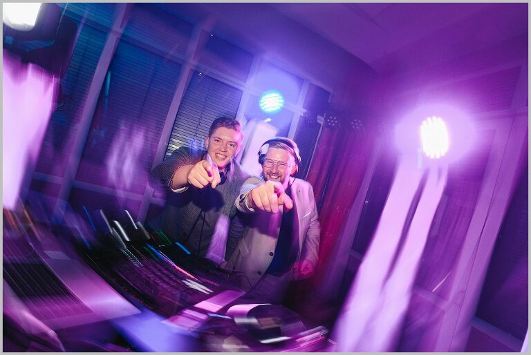 DJs während einer Hochzeitsfeier ©Hochzeitsfotograf Bad Iburg