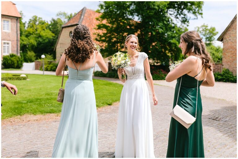 Fröhliche Braut mit Brautstrauß im Garten von Haus Venne ©Markus Koslowski Hochzeitsfotograf Haus Venne