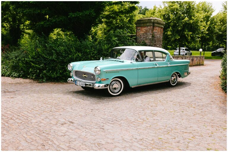Brautauto in der Einfahrt vom Haus Venne ©Markus Koslowski Hochzeitsfotograf Haus Venne