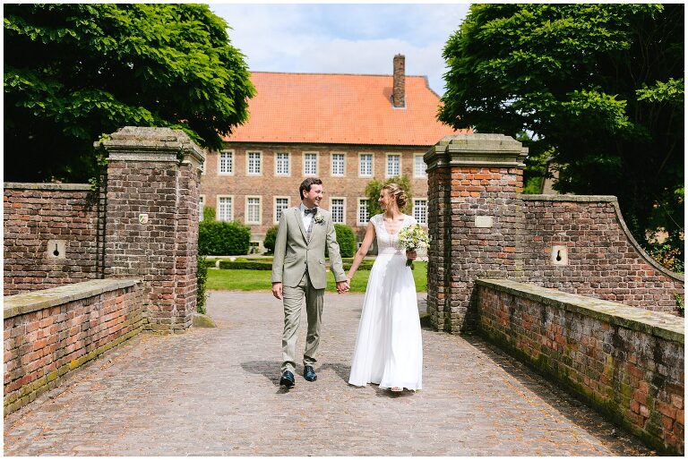 Brautpaar Hand in Hand vor dem Haus Venne in Drensteinfurt ©Markus Koslowski Hochzeitsfotograf Haus Venne