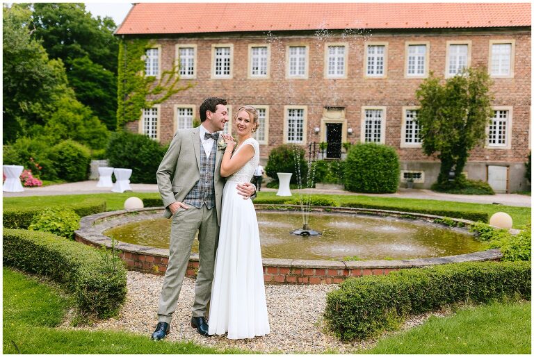 Brautpaar im Garten von Haus Venne mit Springbrunnen ©Markus Koslowski Hochzeitsfotograf Haus Venne