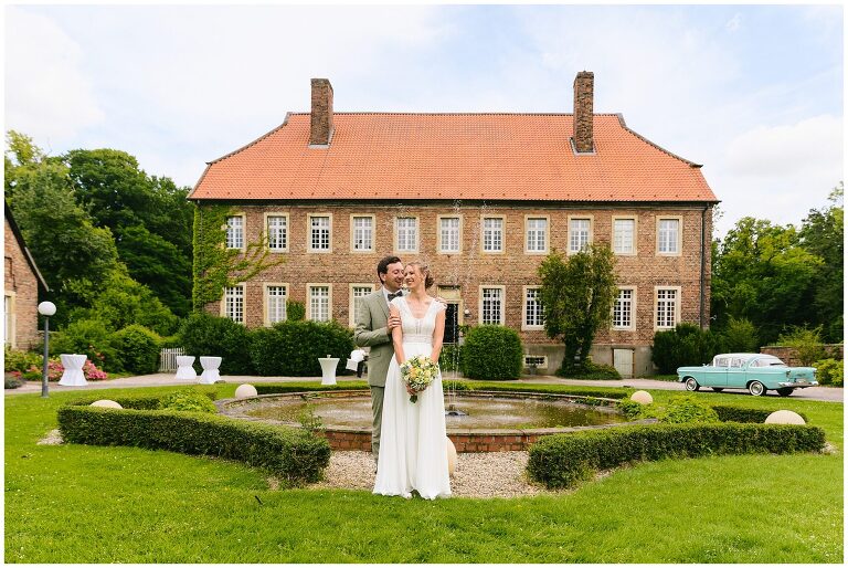 Hochzeitsbild von einem Brautpaar vor dem Haus Venne in Drensteinfurt ©Markus Koslowski Hochzeitsfotograf Haus Venne