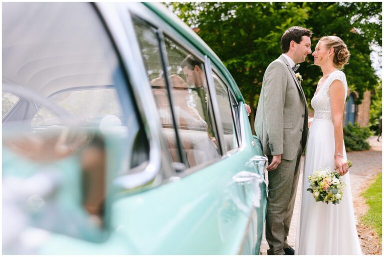 Braut und Bräutigam vor dem Hochzeitsauto ©Markus Koslowski Hochzeitsfotograf Haus Venne