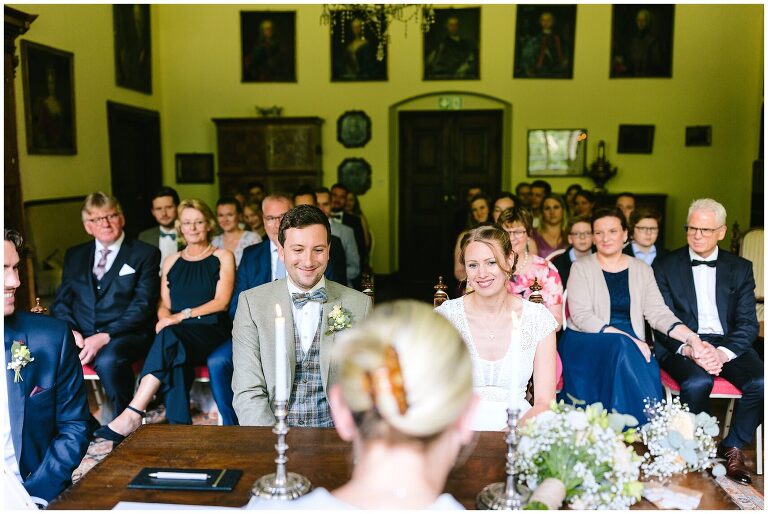 Brautpaar während der standesamtlichen Trauung im Haus Venne ©Markus Koslowski Hochzeitsfotograf Haus Venne